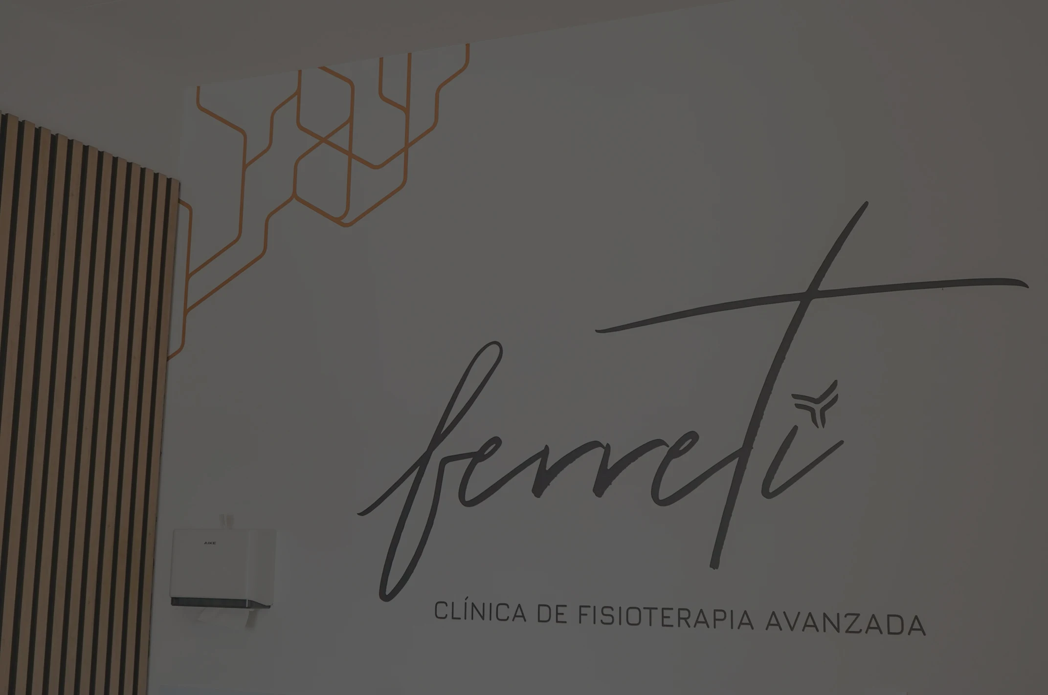 Pared con el logotipo de Ferreti, clínica de fisioterapia avanzada